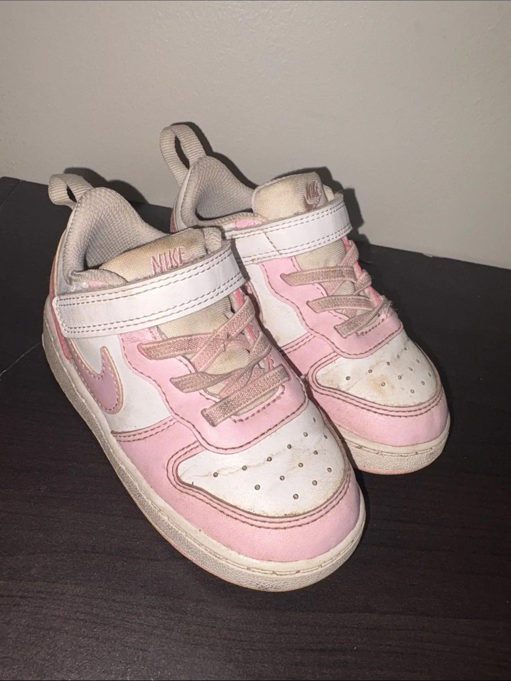 Nike Kids White and Pink Low-Top Sneakers with Hook-and-Loop Strap